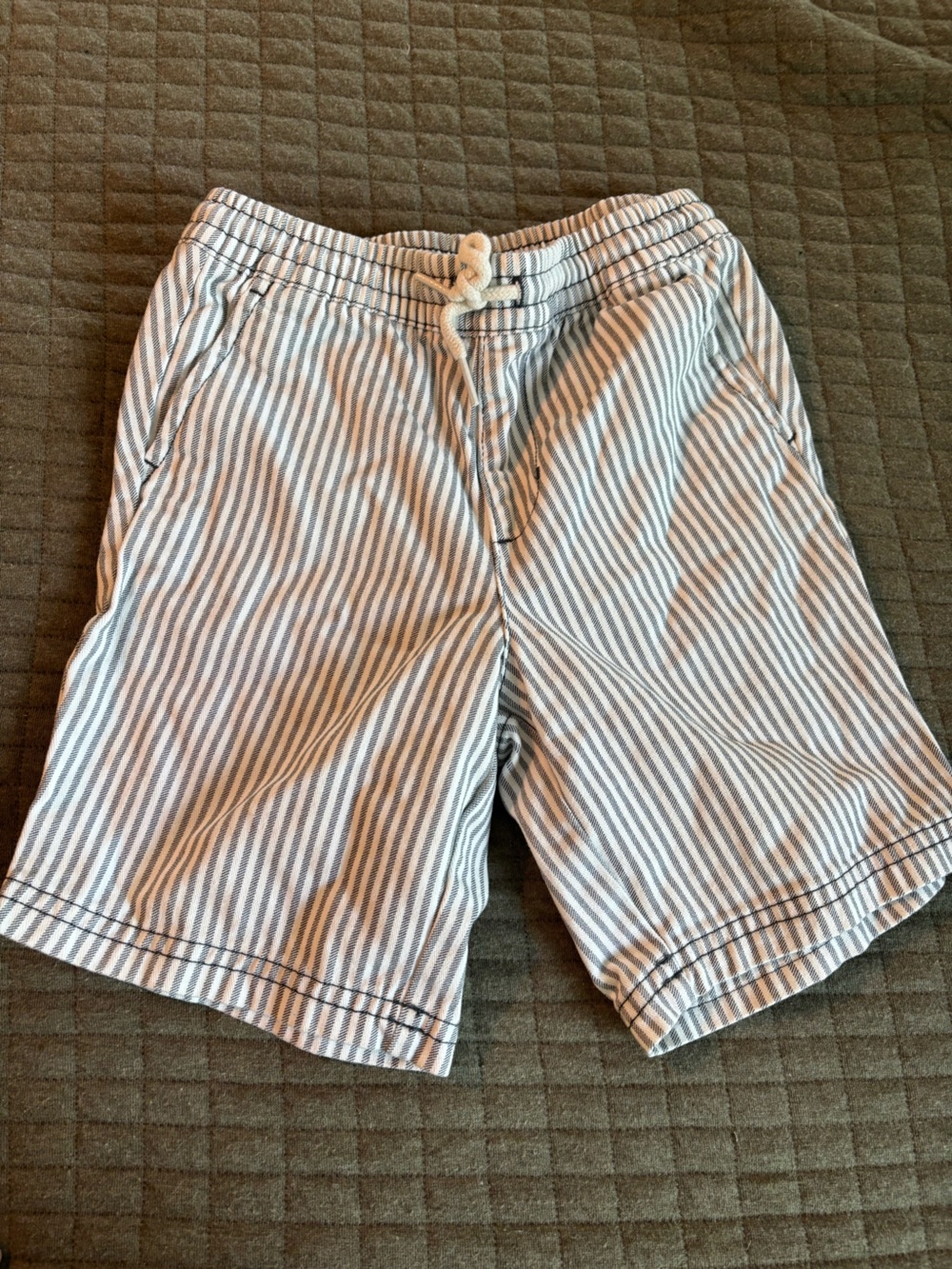 Old Navy drawstring shorts in railroad stripe size 5T